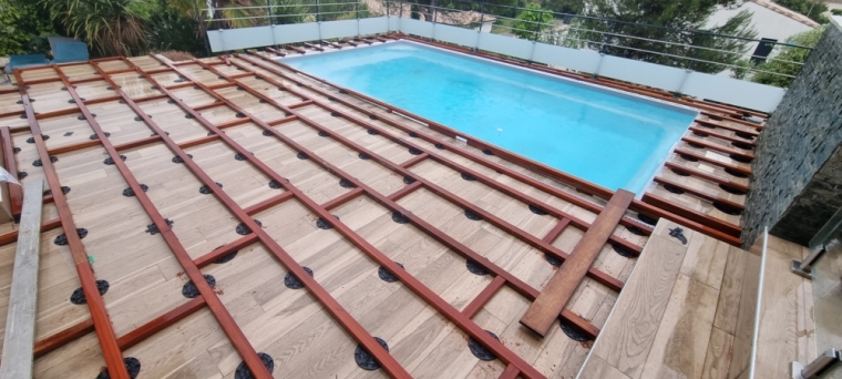 Pose d'une structure pour terrasse en bois éxotique Sur La commune de Saint-Bauzille-de-Montmel , Saint-Clément-de-Rivière, RJ Aménagements Extérieurs