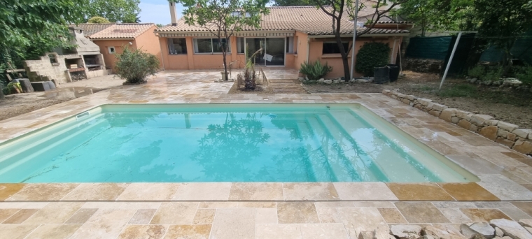 Réalisation d'une terrasse complète en travertin sur Saint-Jean-de-Cornies , Saint-Clément-de-Rivière, RJ Aménagements Extérieurs