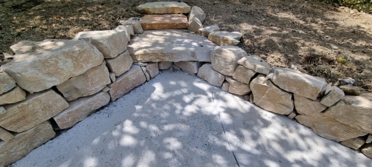 Mise en place d'un escalier et petit muret en pierre naturel sur la commune de Saint-Jean-de-Cornies , Saint-Clément-de-Rivière, RJ Aménagements Extérieurs