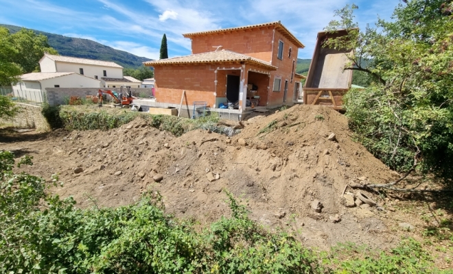 Pose de bloc rocheux (enrochement) dans les cévennes à Le Vigan, Saint-Clément-de-Rivière, RJ Aménagements Extérieurs