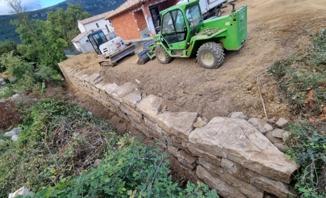 Pose de bloc rocheux (enrochement) dans les cévennes à Le Vigan, Saint-Clément-de-Rivière, RJ Aménagements Extérieurs