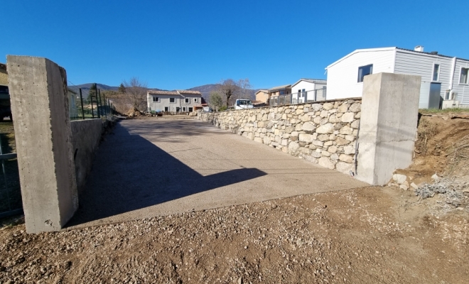 Réalisation d'une entrée en béton désactivé  et un mur de soutènement en pierre sur Saint-Martin-de-Londres , Saint-Clément-de-Rivière, RJ Aménagements Extérieurs