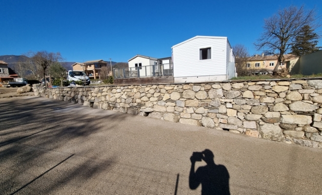 Réalisation d'une entrée en béton désactivé  et un mur de soutènement en pierre sur Saint-Martin-de-Londres , Saint-Clément-de-Rivière, RJ Aménagements Extérieurs