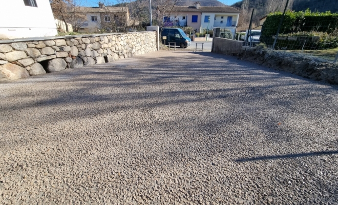 Réalisation d'une entrée en béton désactivé  et un mur de soutènement en pierre sur Saint-Martin-de-Londres , Saint-Clément-de-Rivière, RJ Aménagements Extérieurs