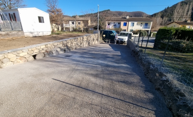 Réalisation d'une entrée en béton désactivé  et un mur de soutènement en pierre sur Saint-Martin-de-Londres , Saint-Clément-de-Rivière, RJ Aménagements Extérieurs