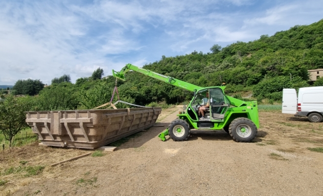 RJ Aménagements Extérieurs à réalisé une piscine en coque 8×4 couleur sable sur Le Vigan, Saint-Clément-de-Rivière, RJ Aménagements Extérieurs