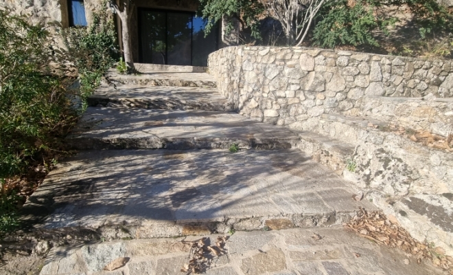 Réalisation d'un escalier en béton, finition opus incertum en pierre et un mur de soutènement en pierre sur Saint-Mathieu-de-Treviers , Saint-Clément-de-Rivière, RJ Aménagements Extérieurs