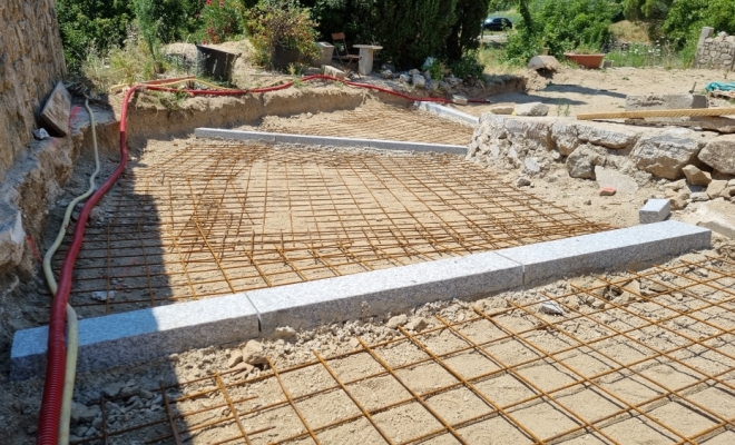 Pose de bordure en Granit Blanc Sur la commune  Saint Martin de Londres , Saint-Clément-de-Rivière, RJ Aménagements Extérieurs