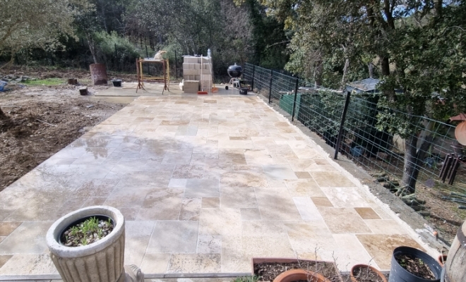 Réalisation d'une terrasse en travertin sur Saint-Gely-du-Fesc, Saint-Clément-de-Rivière, RJ Aménagements Extérieurs