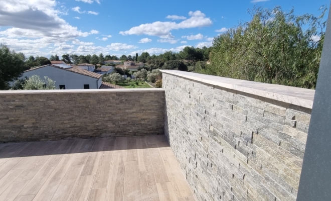 Réalisation d'un mur en parement et pose de couvertine en travertin sur la commune de Saint-Bauzille-de-Montmel , Saint-Clément-de-Rivière, RJ Aménagements Extérieurs