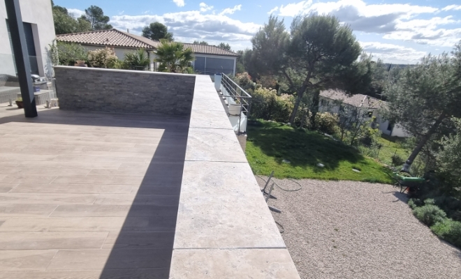 Réalisation d'un mur en parement et pose de couvertine en travertin sur la commune de Saint-Bauzille-de-Montmel , Saint-Clément-de-Rivière, RJ Aménagements Extérieurs