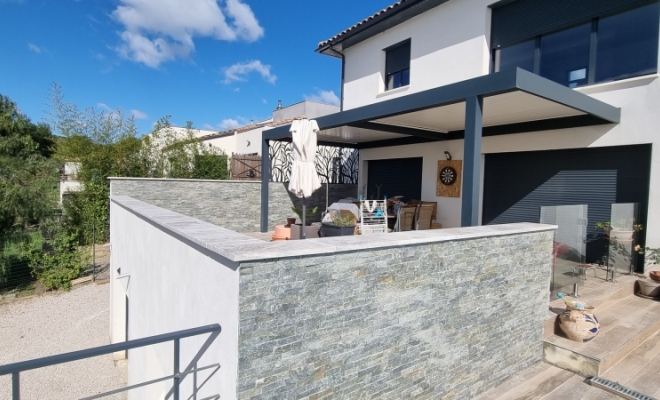 Réalisation d'un mur en parement et pose de couvertine en travertin sur la commune de Saint-Bauzille-de-Montmel , Saint-Clément-de-Rivière, RJ Aménagements Extérieurs