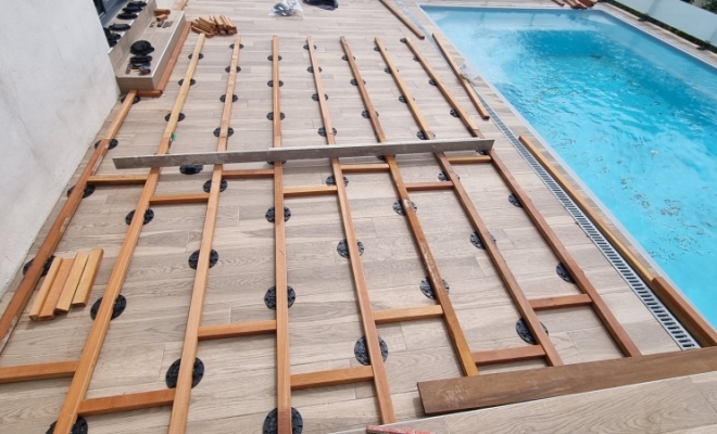 Pose d'une structure pour terrasse en bois éxotique Sur La commune de Saint-Bauzille-de-Montmel , Saint-Clément-de-Rivière, RJ Aménagements Extérieurs