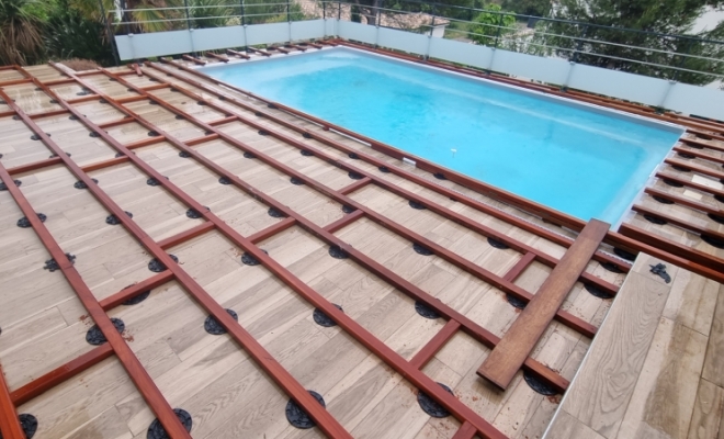 Pose d'une structure pour terrasse en bois éxotique Sur La commune de Saint-Bauzille-de-Montmel , Saint-Clément-de-Rivière, RJ Aménagements Extérieurs