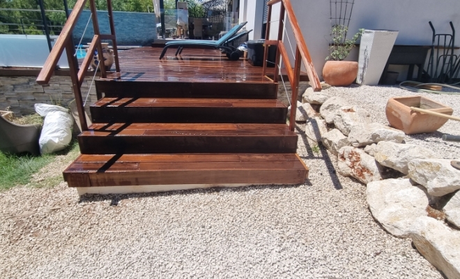 Pose d'un escalier en bois éxotique Itauba Sur la commune de Saint-Bauzille-de-Montmel , Saint-Clément-de-Rivière, RJ Aménagements Extérieurs