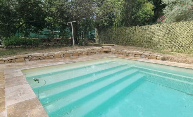 Réalisation d'une terrasse complète en travertin sur Saint-Jean-de-Cornies , Saint-Clément-de-Rivière, RJ Aménagements Extérieurs