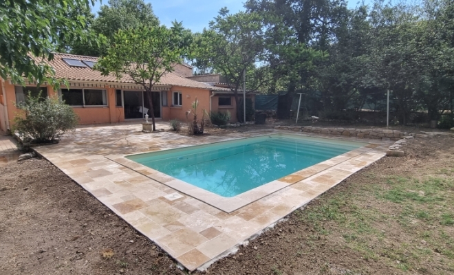 Réalisation d'une terrasse complète en travertin sur Saint-Jean-de-Cornies , Saint-Clément-de-Rivière, RJ Aménagements Extérieurs