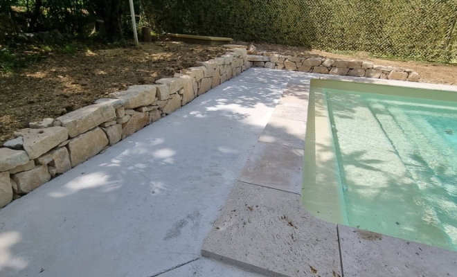 Mise en place d'un escalier et petit muret en pierre naturel sur la commune de Saint-Jean-de-Cornies , Saint-Clément-de-Rivière, RJ Aménagements Extérieurs