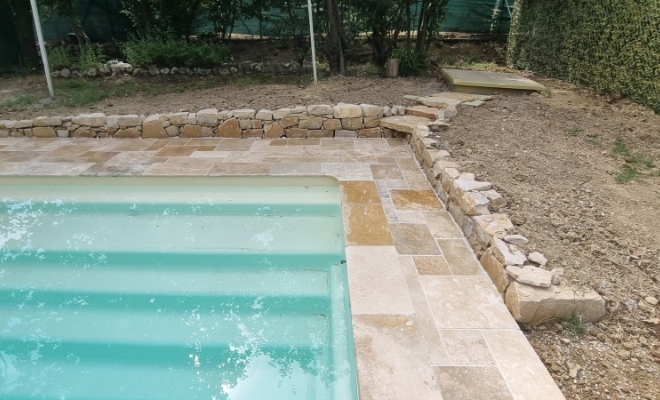 Mise en place d'un escalier et petit muret en pierre naturel sur la commune de Saint-Jean-de-Cornies , Saint-Clément-de-Rivière, RJ Aménagements Extérieurs